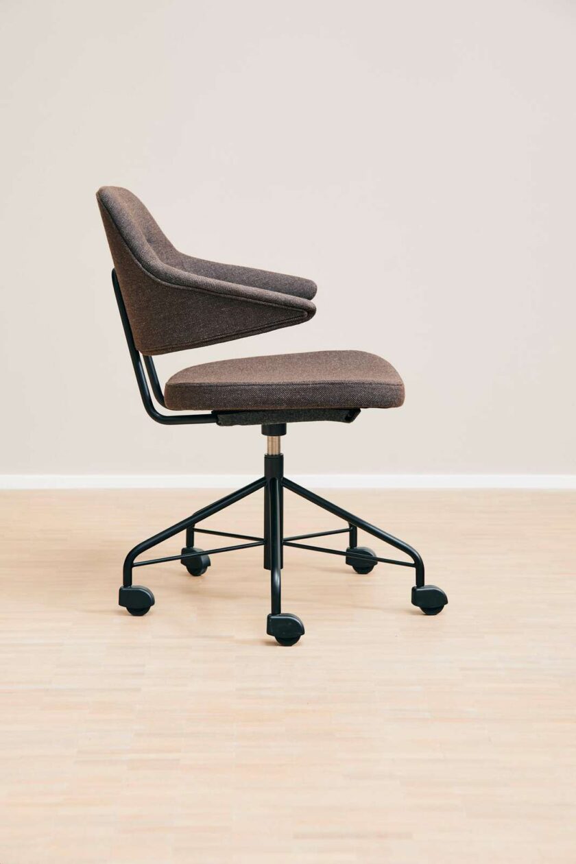 72.2 Executive Meeting Chair - Image 4
